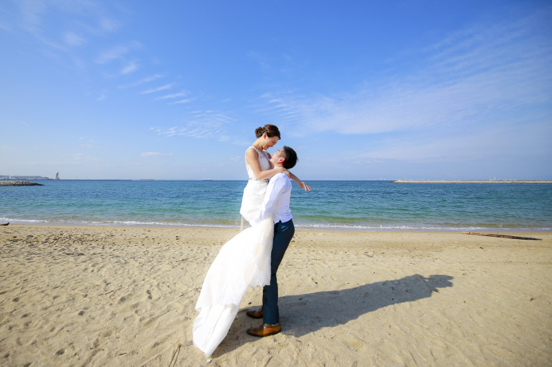 開放的なビーチで抱きかかえポーズ