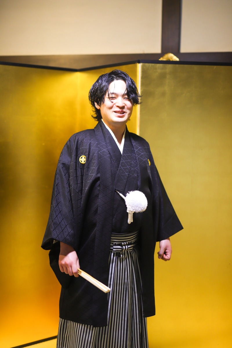 屏風前の凛々しい笑顔