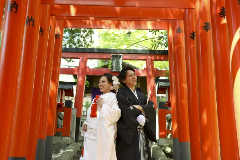 赤い鳥居が並ぶ神社シーン