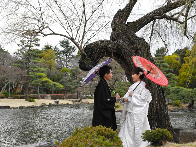 池をバックに☆