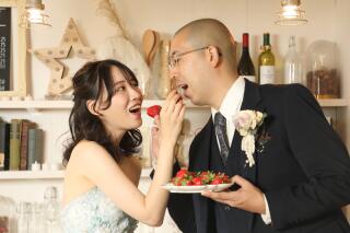 明るくオシャレなスタジオにて白ドレスと色ドレス2着撮影