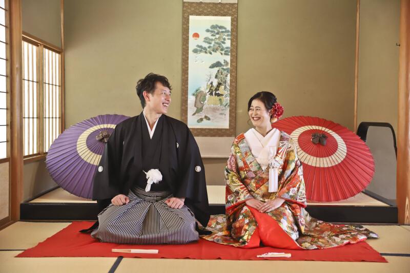 色打掛に掛けかえて鮮やかな打掛で正座撮影