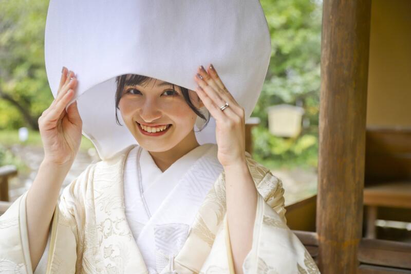 白無垢のラスト撮影は綿帽子をつけて
