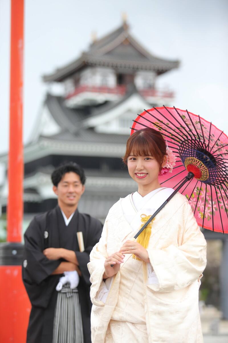 お城をバックに傘を使って