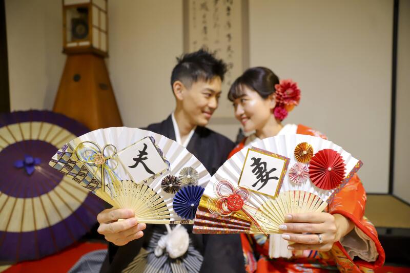 夫婦の扇子でおしゃれに見つめ合って