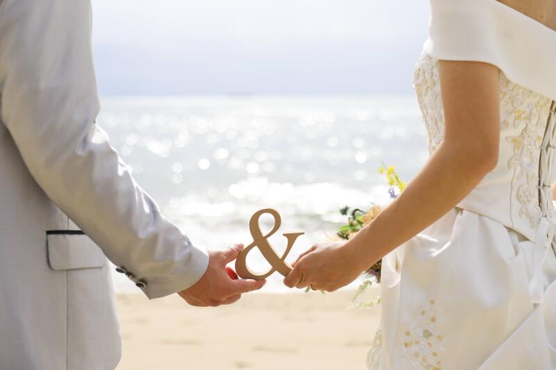 &を持った手元のカット