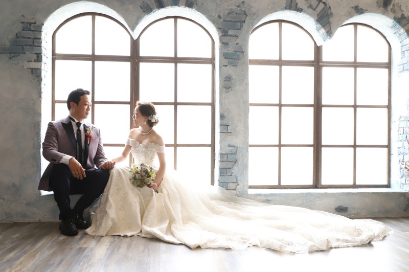 外光が差し込む雰囲気のいいセットにて