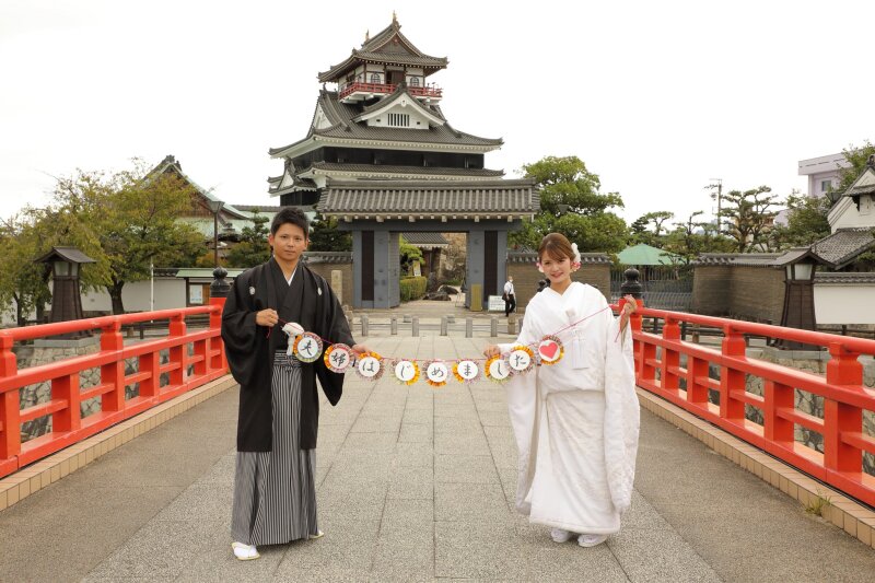 朱色の大手橋で夫婦宣言
