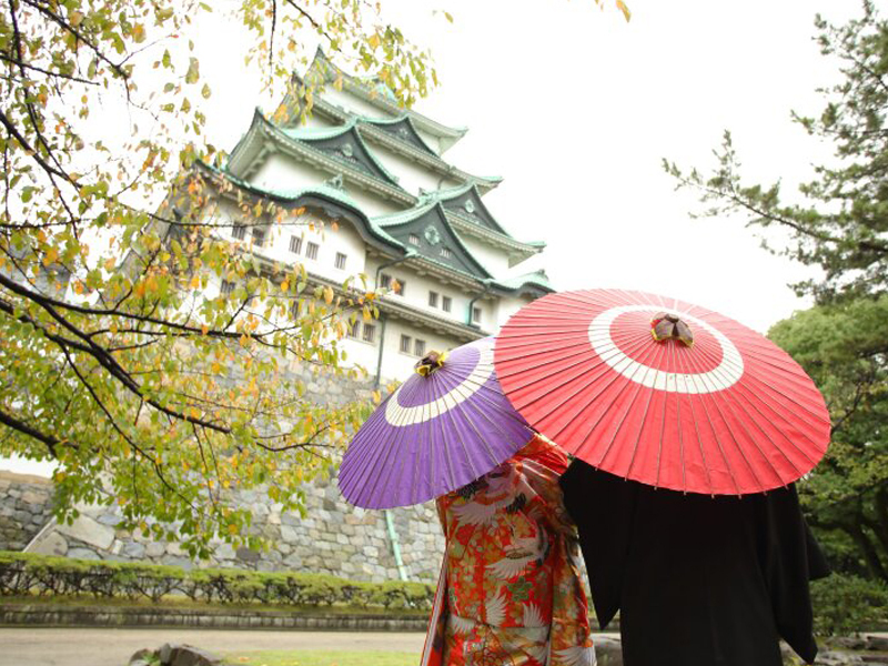 お城をバックに