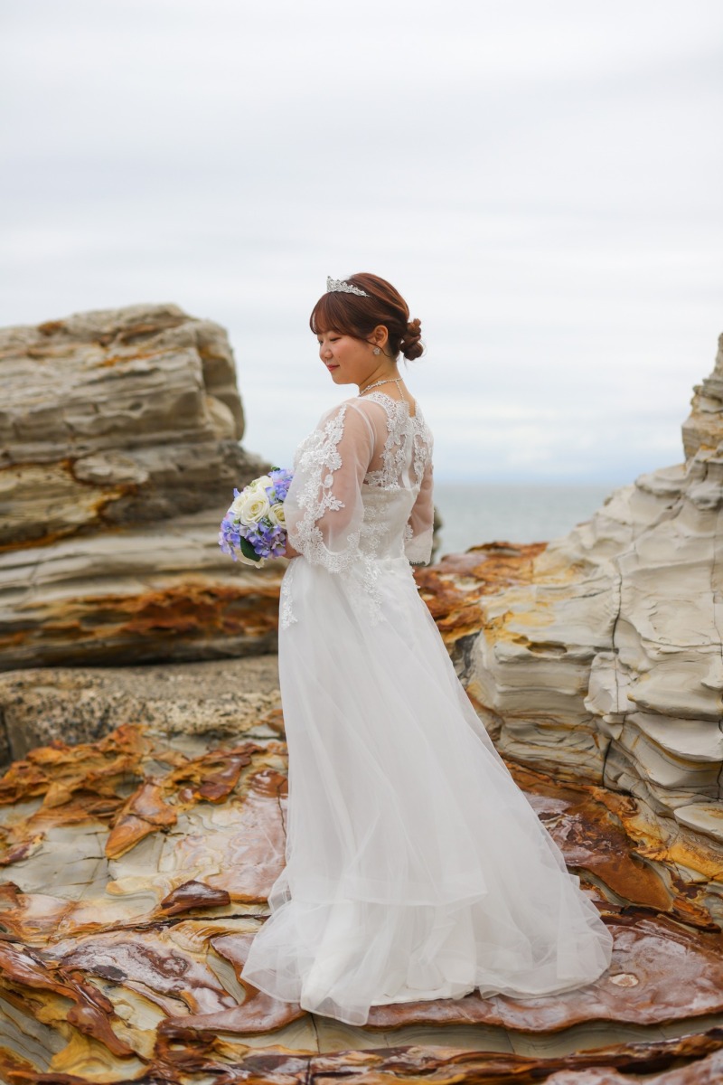ドレス姿の新婦をひとり
