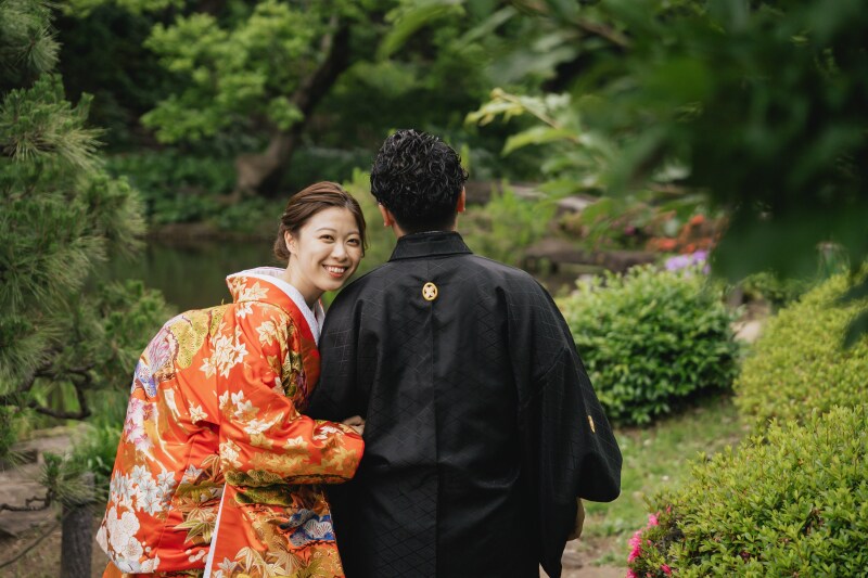 ご新郎様の背中とご新婦様の笑顔
