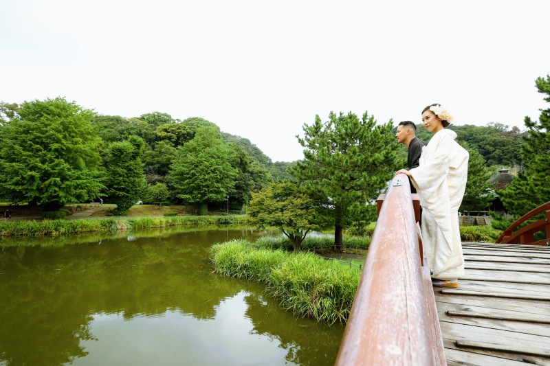 池を眺めながら