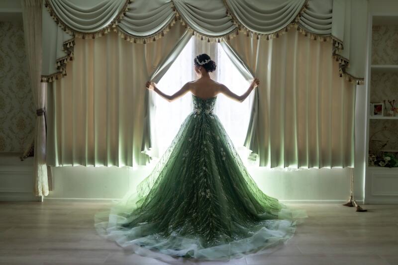 ドレスのラインが美しい後ろ姿