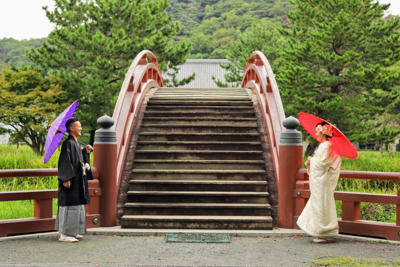 大きな橋をバックに