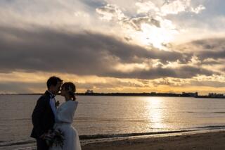 輝くサンセットと大観覧車をバックに。思い出の場所で「今」を残すロケーション撮影