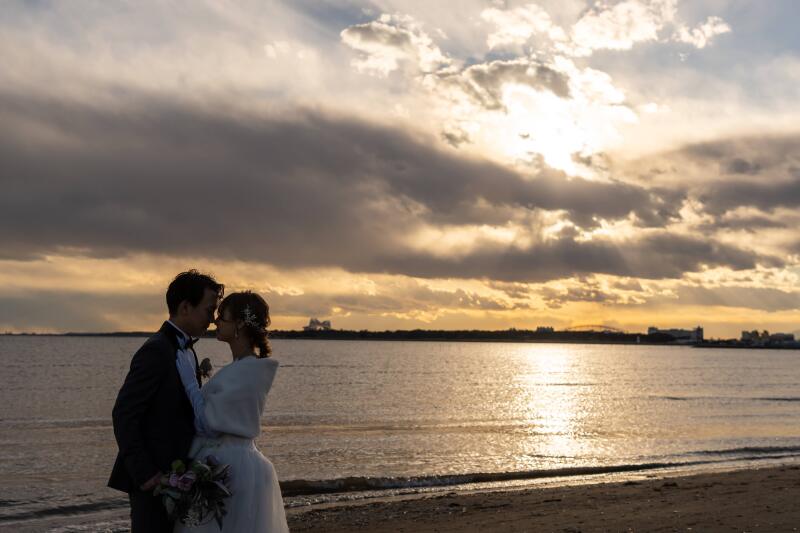 輝くサンセットと大観覧車をバックに。思い出の場所で「今」を残すロケーション撮影