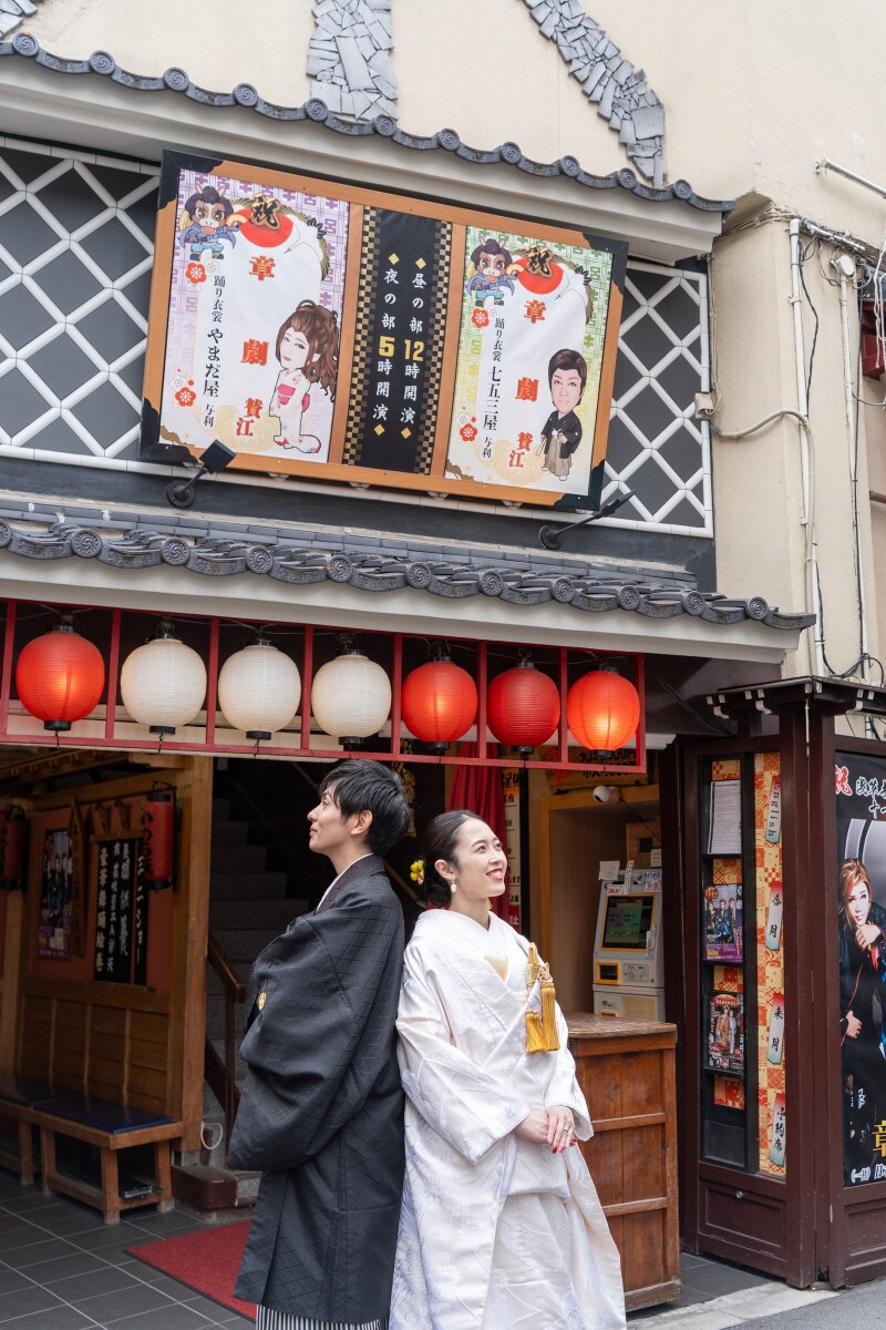 昔ながらの劇場前で背中合わせ