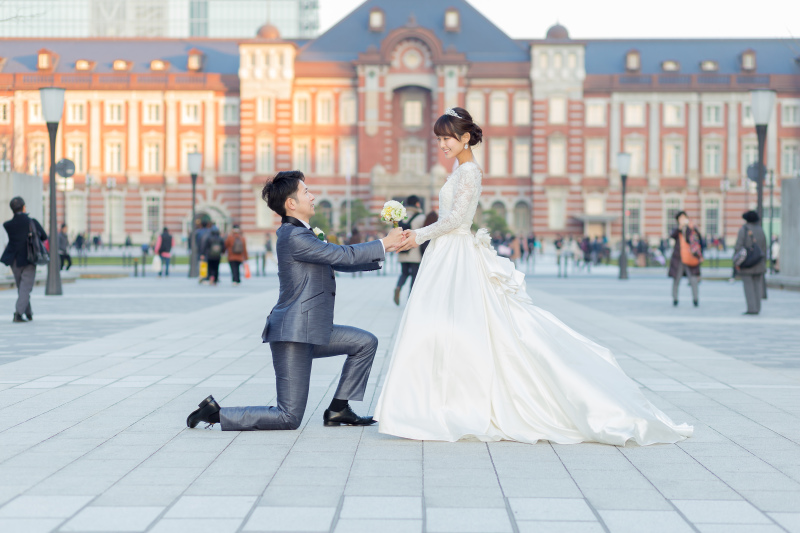 東京駅をバックにプロポーズカット