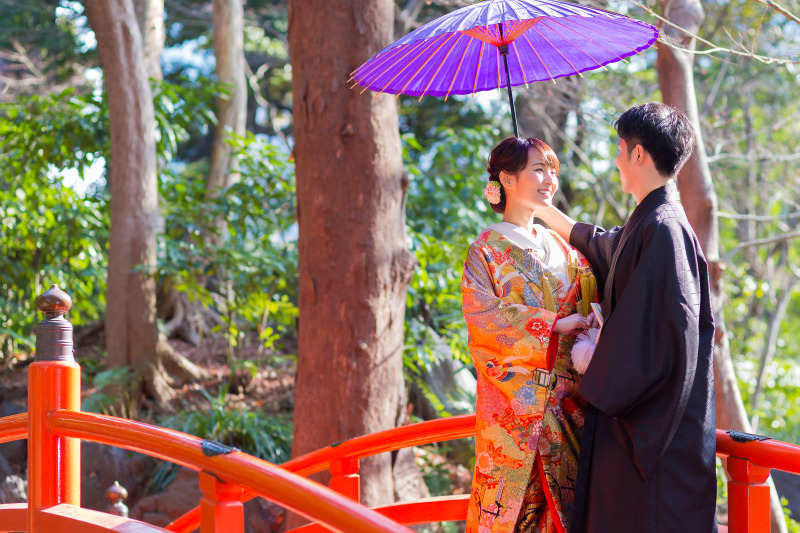 橋の上で見つめ合う優しい時間