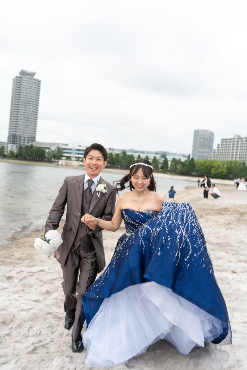 砂浜を手をつないで歩く