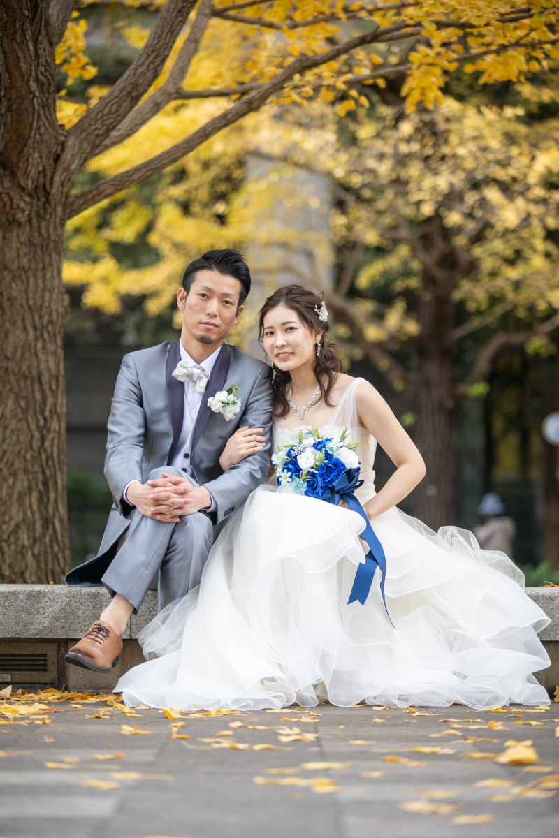 銀杏並木の石段に腰掛けて寄り添う