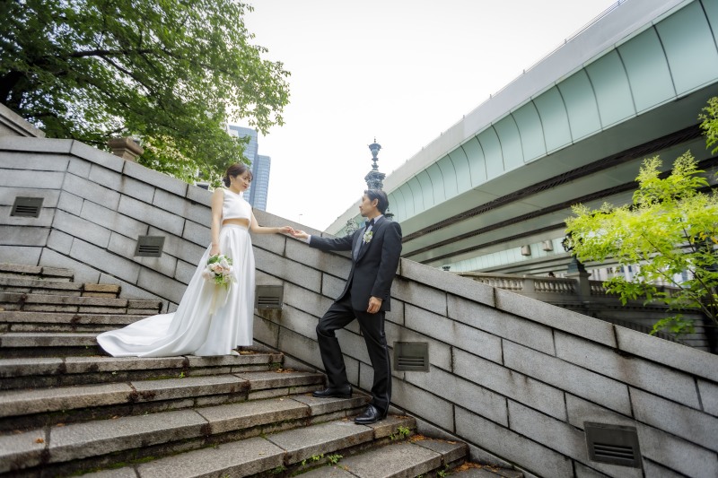 ご新婦様の手をひくご新郎様のエスコートシーン