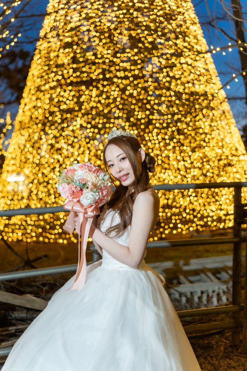 輝くツリーを背景に