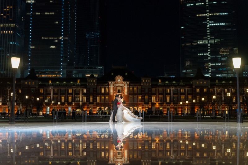 水面に映る幻想的な東京駅