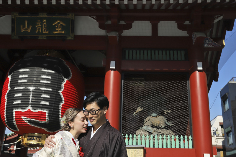 新郎新婦が寄り添う仲睦まじいカット