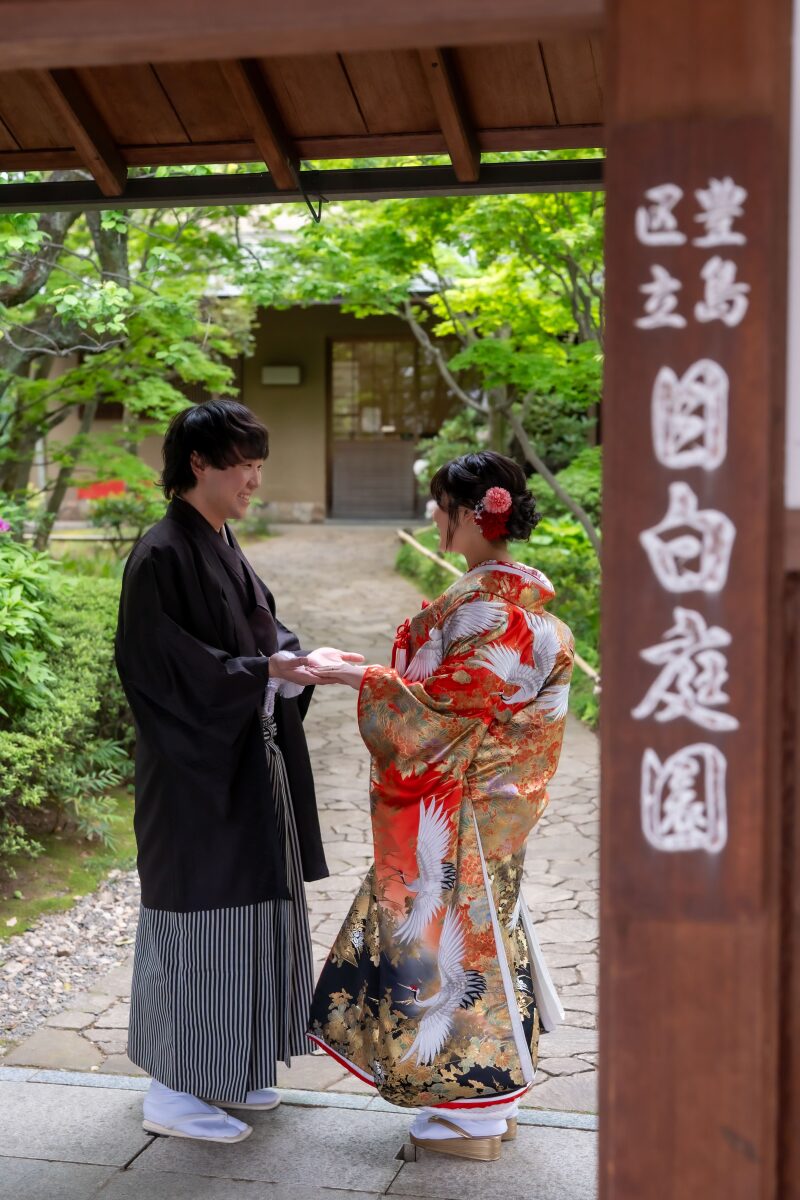 目白庭園の門前から和装ロケ開始