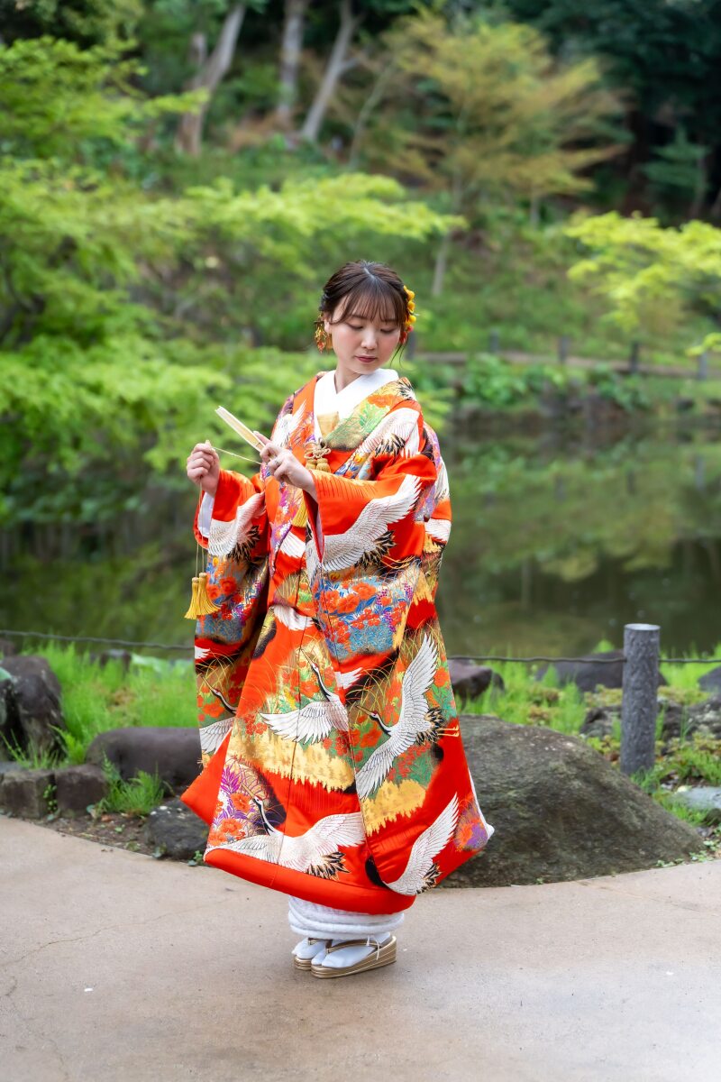 華やかな色打掛をまとう姿