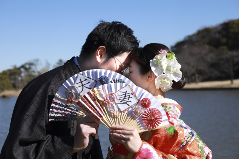 扇子を使って