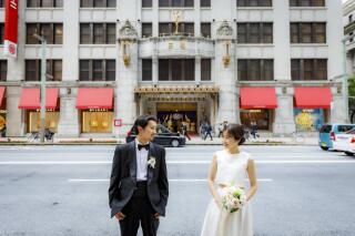 明るい時間帯の日本橋にて洋装ロケ撮影