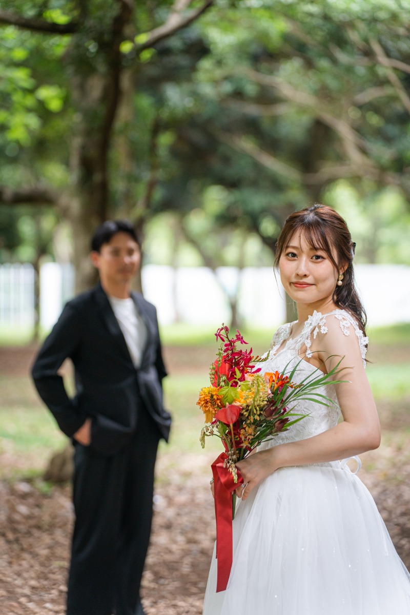 奥でご新郎様が優しく見守る1カット