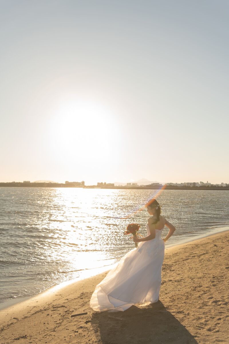 夕日をバックに新婦ソロショット撮影