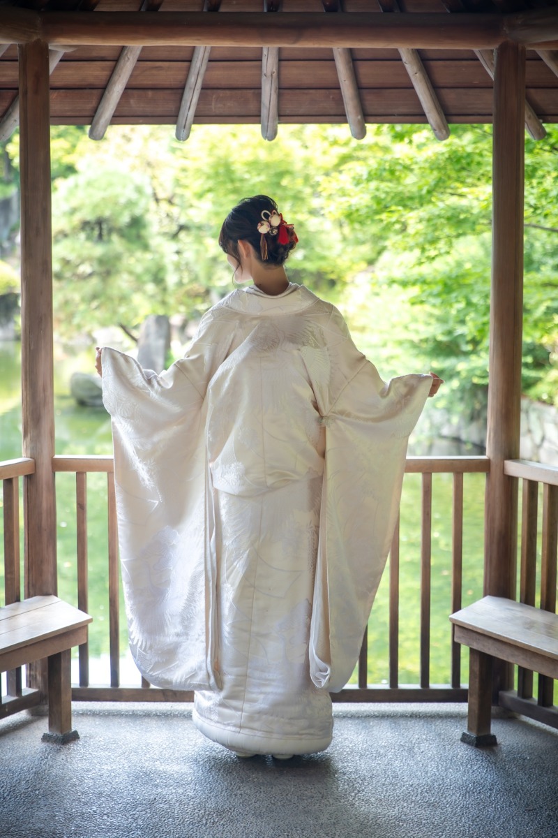 あずまやで舞う白無垢の袖