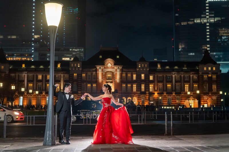 手を取り合い、踊るように