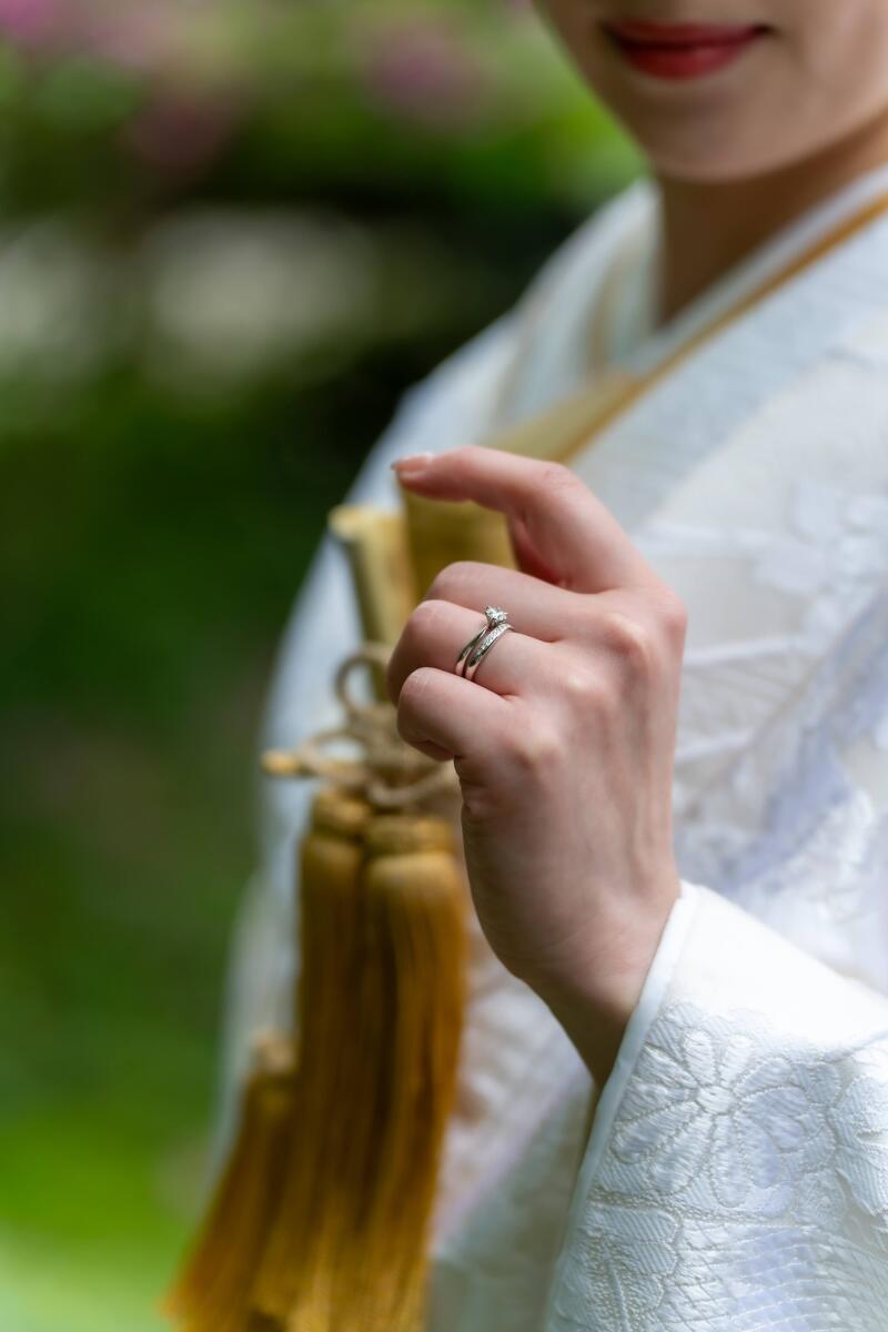 指先に輝く婚約指輪
