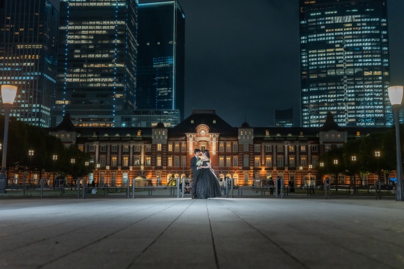 夜景に溶ける全身シルエット