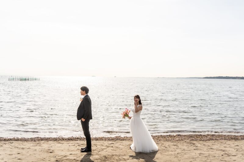 内緒話のポーズで