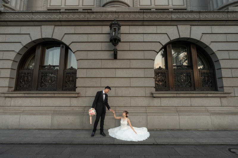 洋装に着替えて丸の内周辺から撮影開始