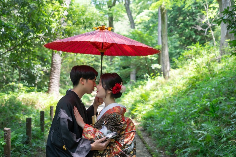 【有栖川宮記念公園】赤い和傘と色打掛、緑深い庭園を巡る初夏の前撮り