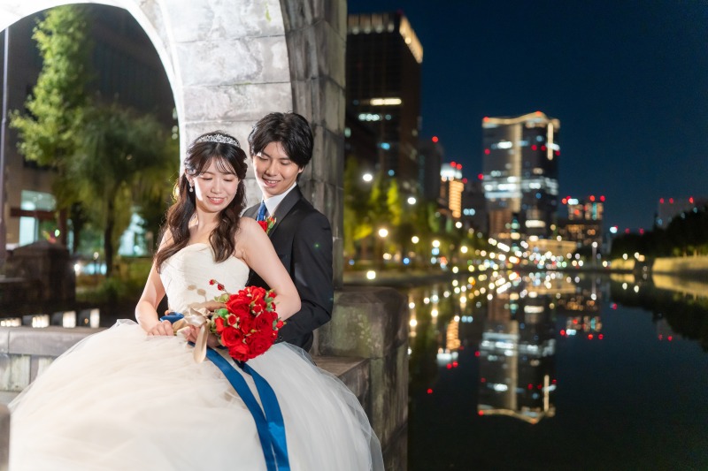 水辺にきらめく街の灯り