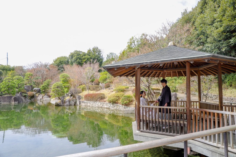 池のほとりに佇む和の特等席