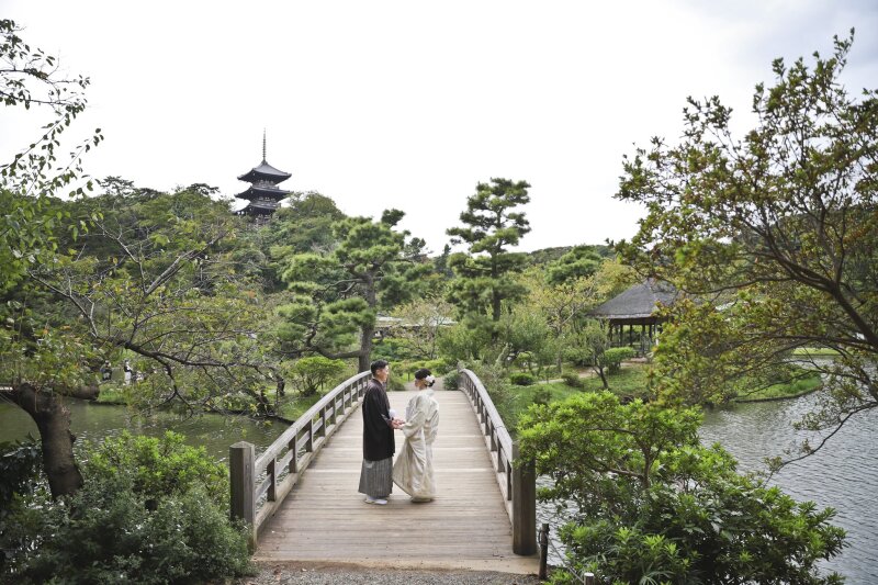 三重塔を望む橋の上で