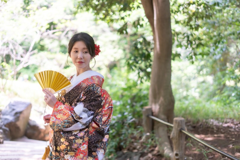 金の扇子を手にする新婦