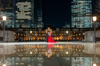 都会の夜景を背景に。お二人らしい自然な笑顔を重ねるナイトロケーションフォト