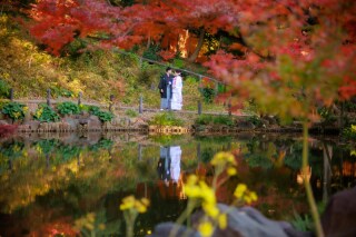 紅葉鮮やかな日本庭園で白無垢前撮り