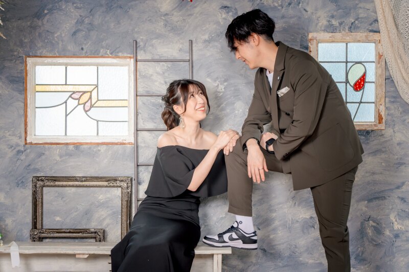 笑顔で見つめあっているおふたりのカット