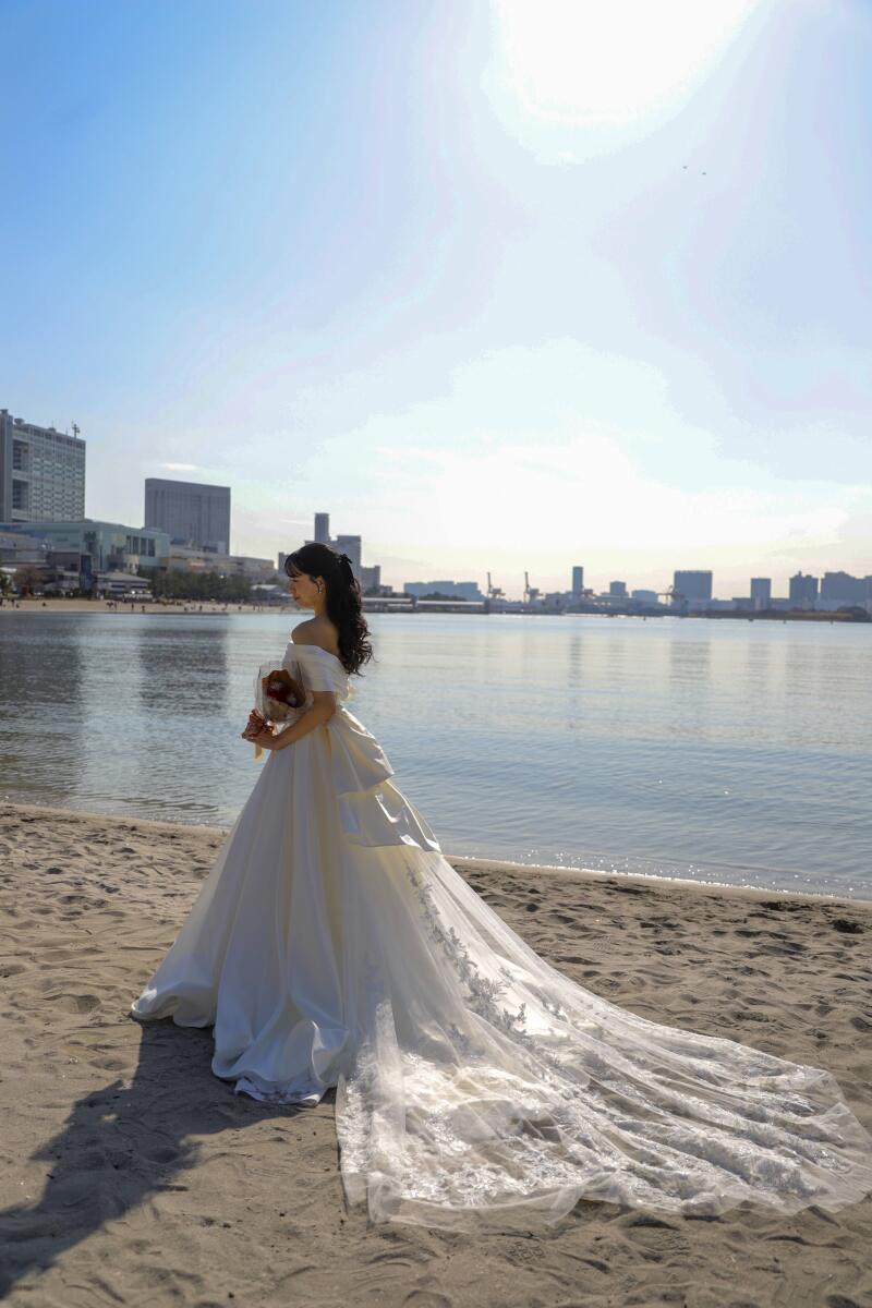 潮風に包まれる花嫁の横顔